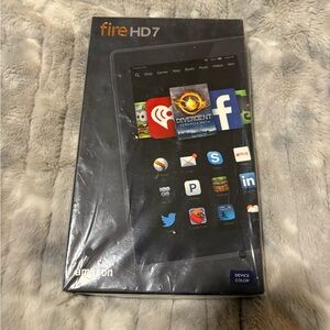 Amazon Fire HD 7 Tablet 8 GB Wi-Fi, Front & Rear Cameras, Quad-Core + Charger